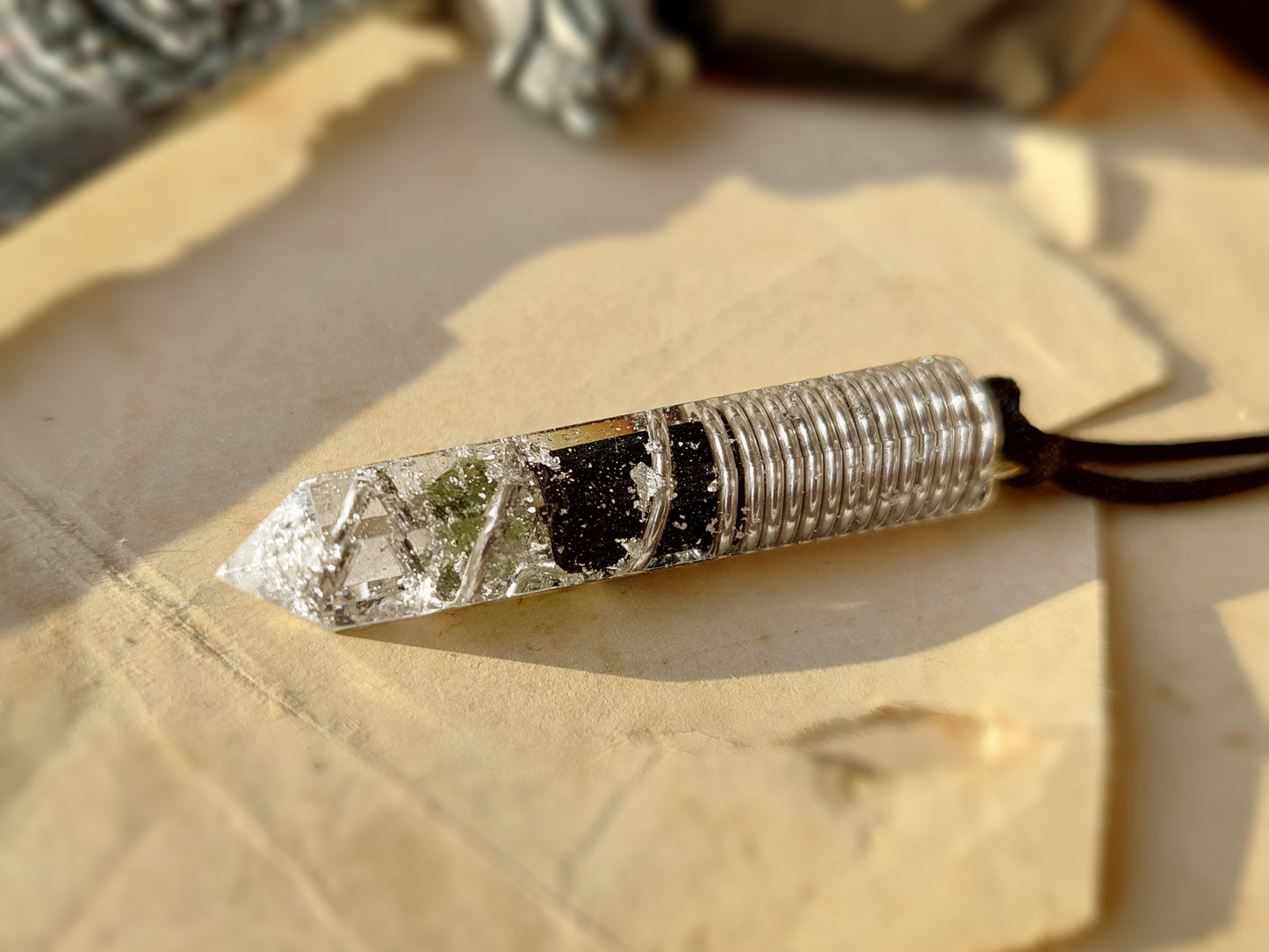 Colgante, collar de orgonita. La combinación más poderosa: plata, diamantes, herkimer, moldavita y turmalina negra.