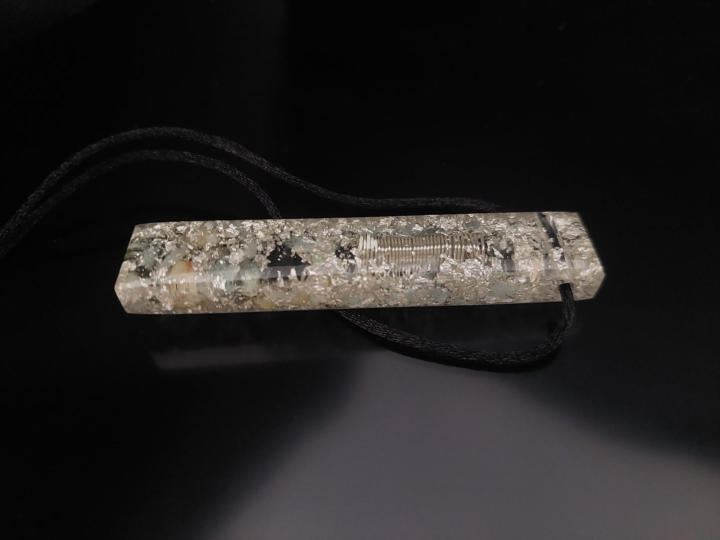 Orgonit-Anhänger, Halskette, Amulett, Charm mit Diamanten, Moldavit, Herkimer, Rhodozit, im Dunkeln leuchtendes Orgon. Größere Größe!