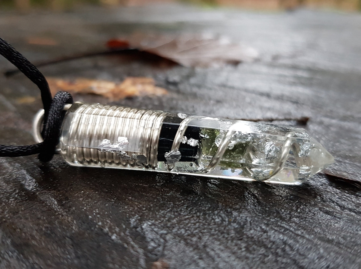 Colgante, collar de orgonita. La combinación más poderosa: plata, diamantes, herkimer, moldavita y turmalina negra.