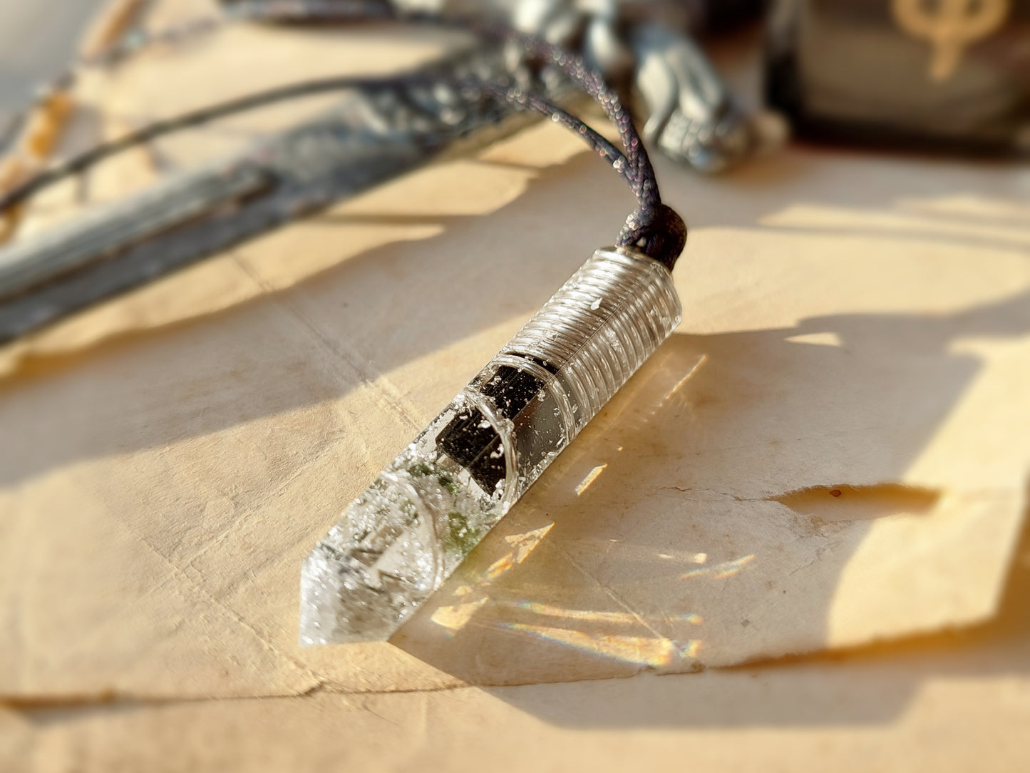 Colgante, collar de orgonita. La combinación más poderosa: plata, diamantes, herkimer, moldavita y turmalina negra.