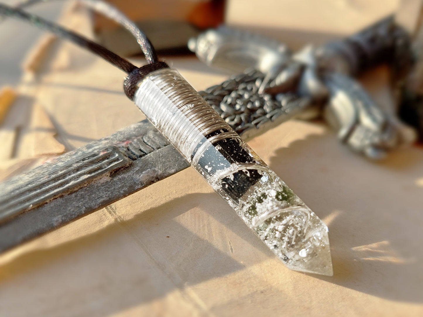 Colgante, collar de orgonita. La combinación más poderosa: plata, diamantes, herkimer, moldavita y turmalina negra.