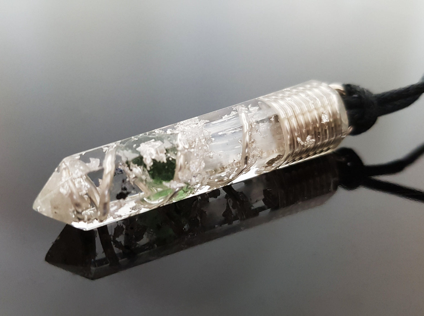 Colgante de orgonita con Moldavita, Herkimer, Diamantes, Selenita y plata