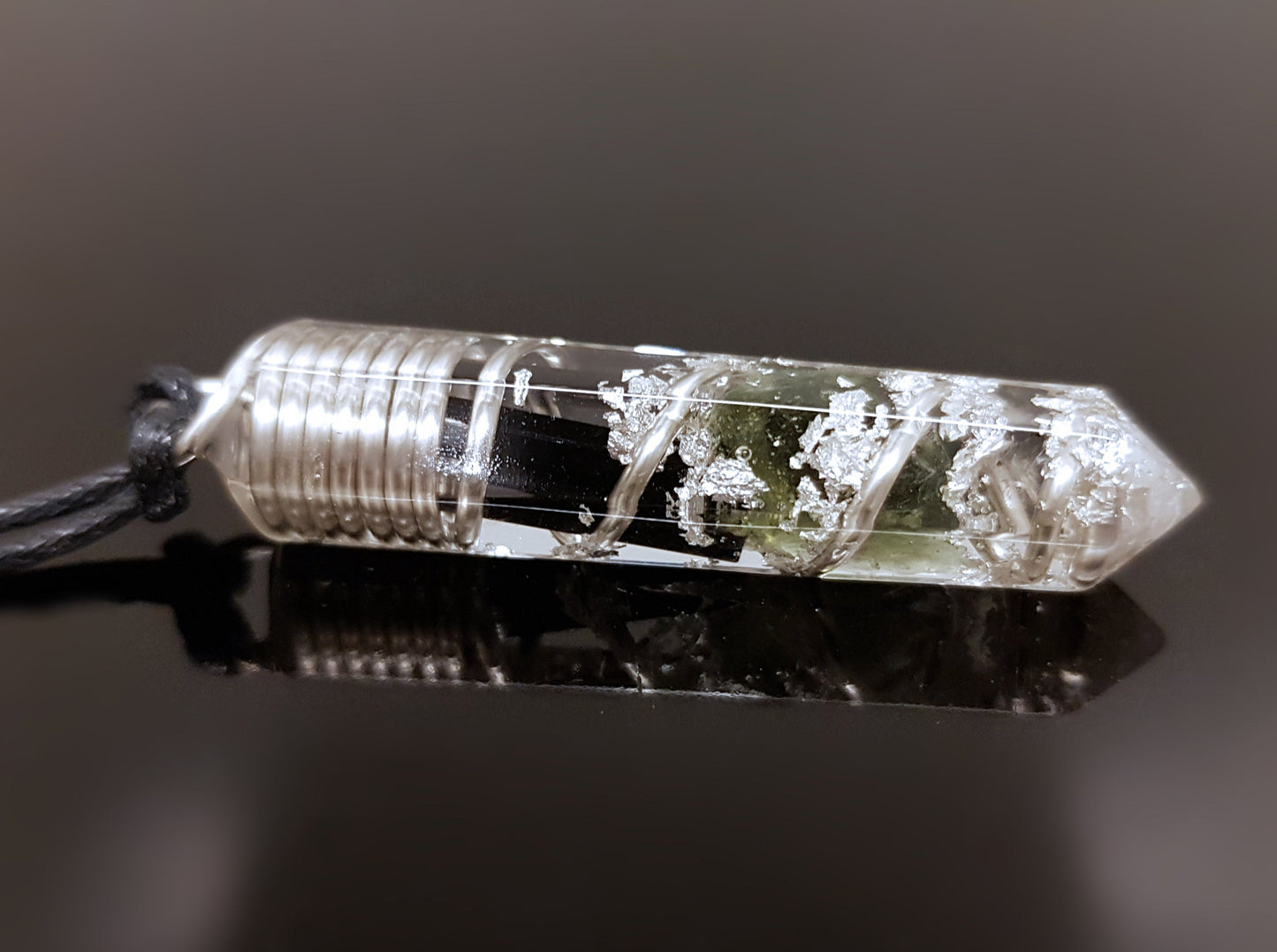 Colgante de orgonita con la combinación más poderosa: plata, turmalina negra, diamantes, herkimer, moldavita