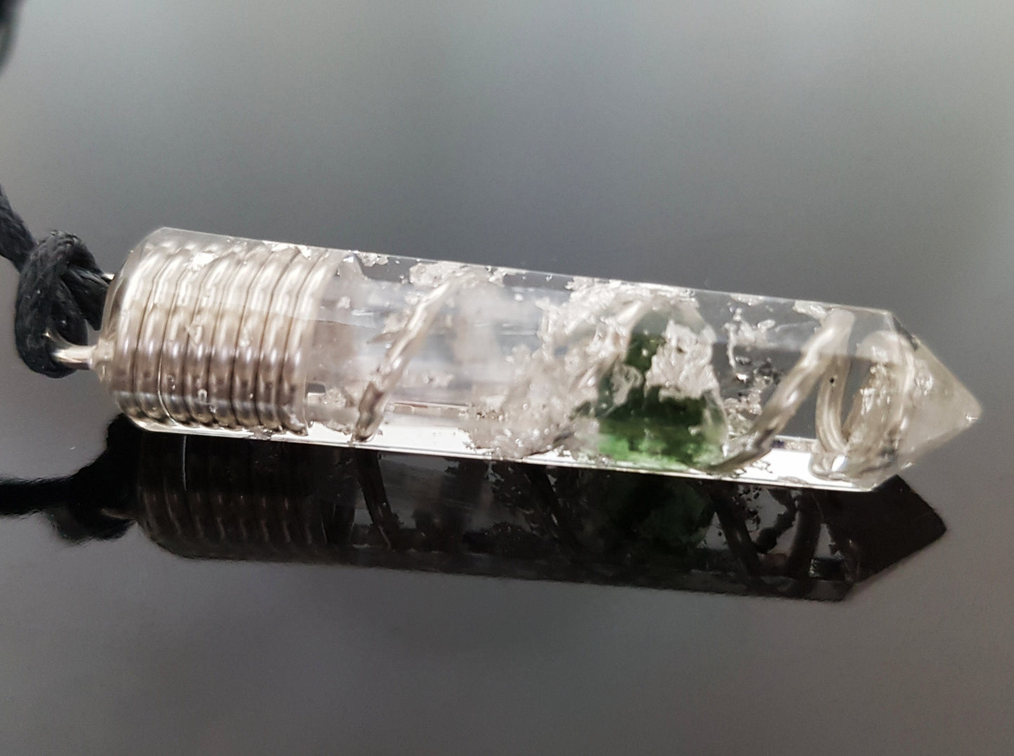 Colgante de orgonita con Moldavita, Herkimer, Diamantes, Selenita y plata