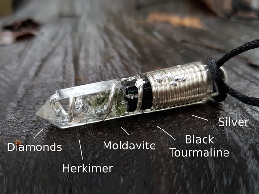Colgante, collar de orgonita. La combinación más poderosa: plata, diamantes, herkimer, moldavita y turmalina negra.