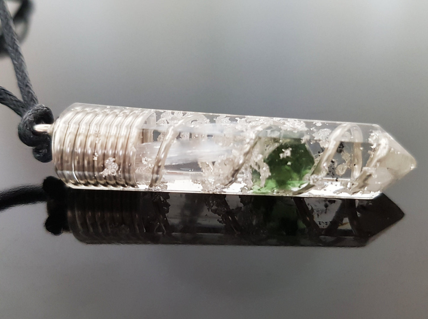 Colgante de orgonita con Moldavita, Herkimer, Diamantes, Selenita y plata