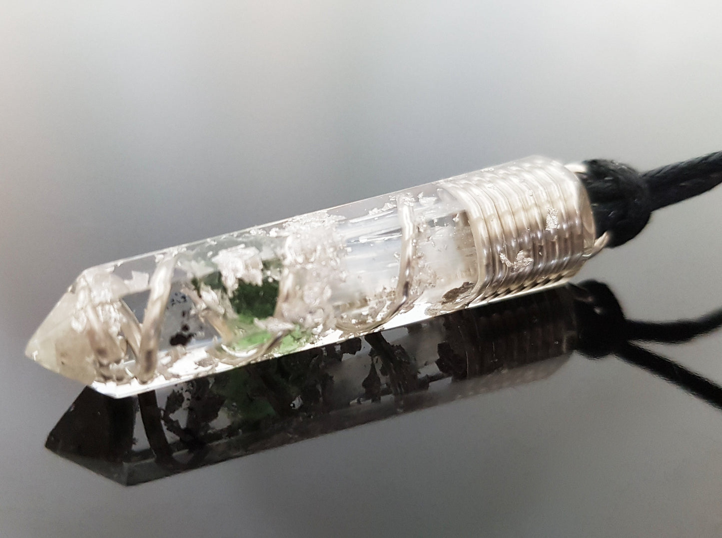 Colgante de orgonita con Moldavita, Herkimer, Diamantes, Selenita y plata