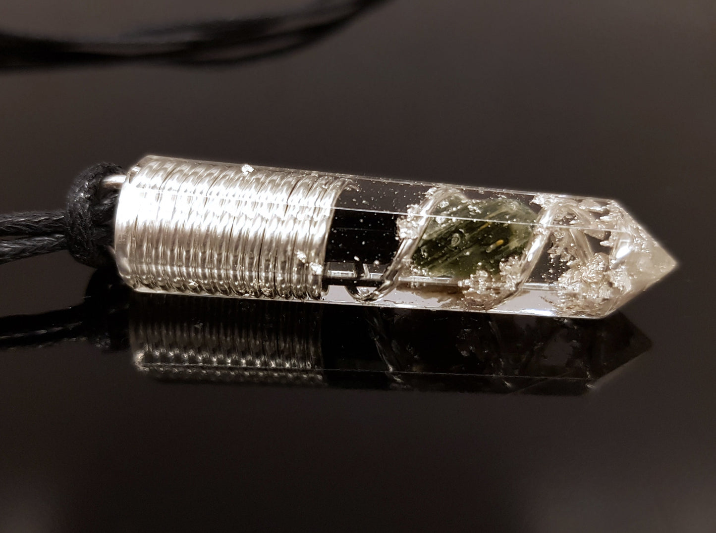 Colgante, collar de orgonita. La combinación más poderosa: plata, diamantes, herkimer, moldavita y turmalina negra.