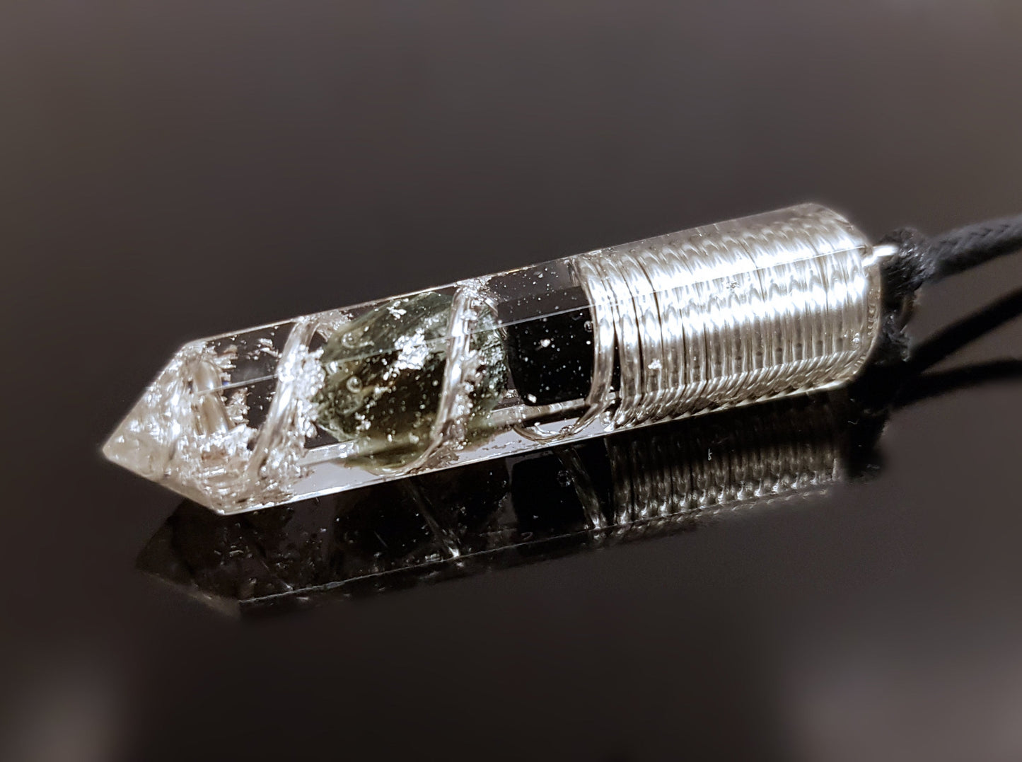 Colgante, collar de orgonita. La combinación más poderosa: plata, diamantes, herkimer, moldavita y turmalina negra.