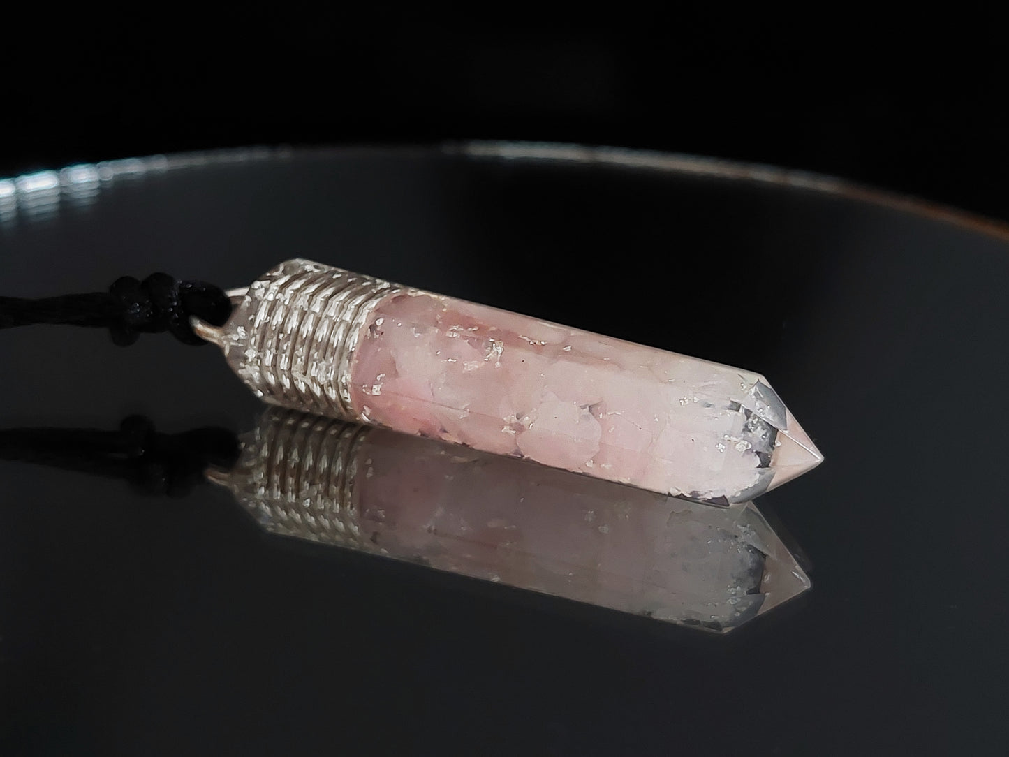 Collar con colgante de orgonita de cuarzo rosa: ¡atrae amor y armonía en tu vida!