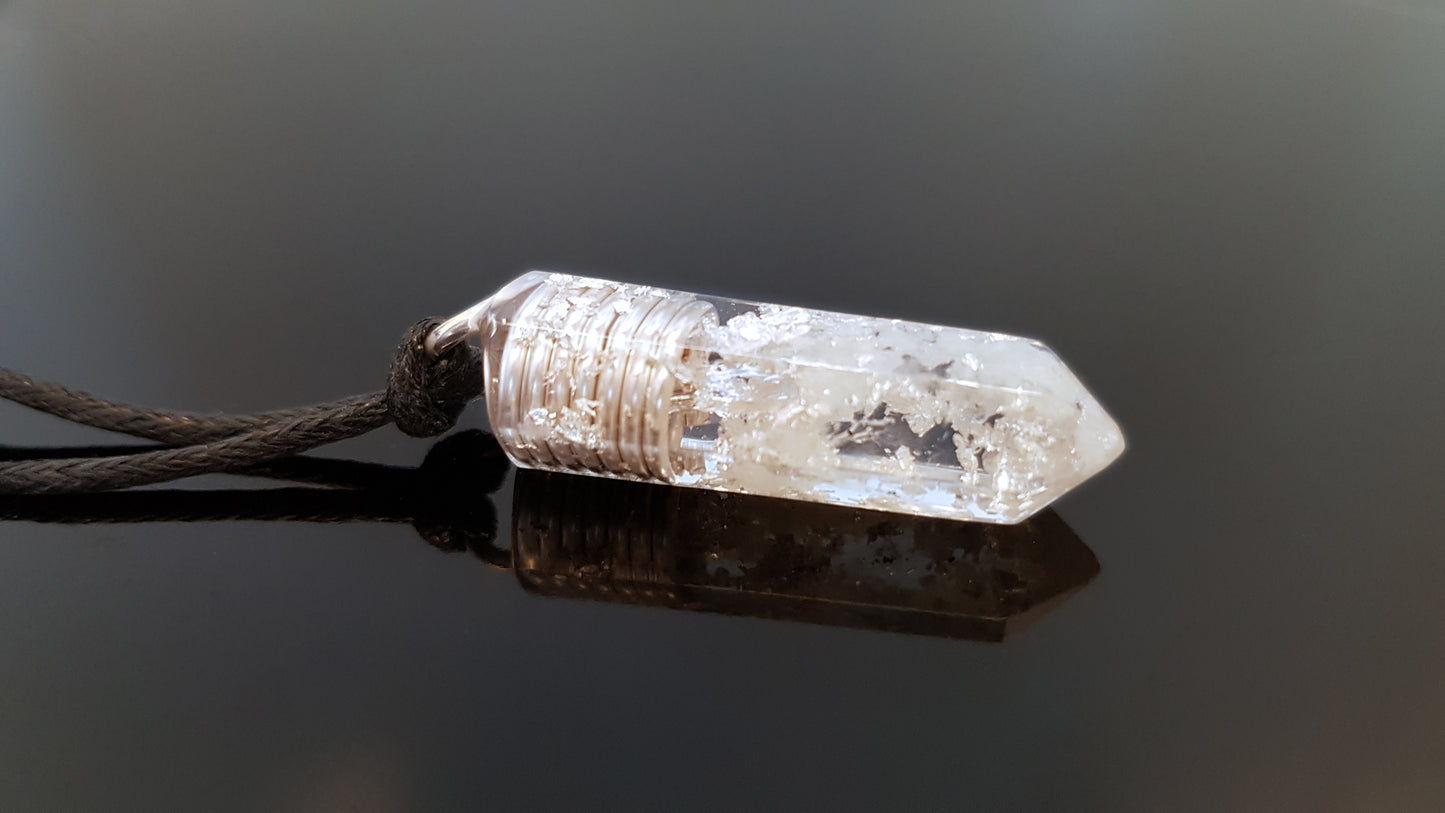 Colgante de orgonita de cristales de alta vibración y efecto brillo en la oscuridad.