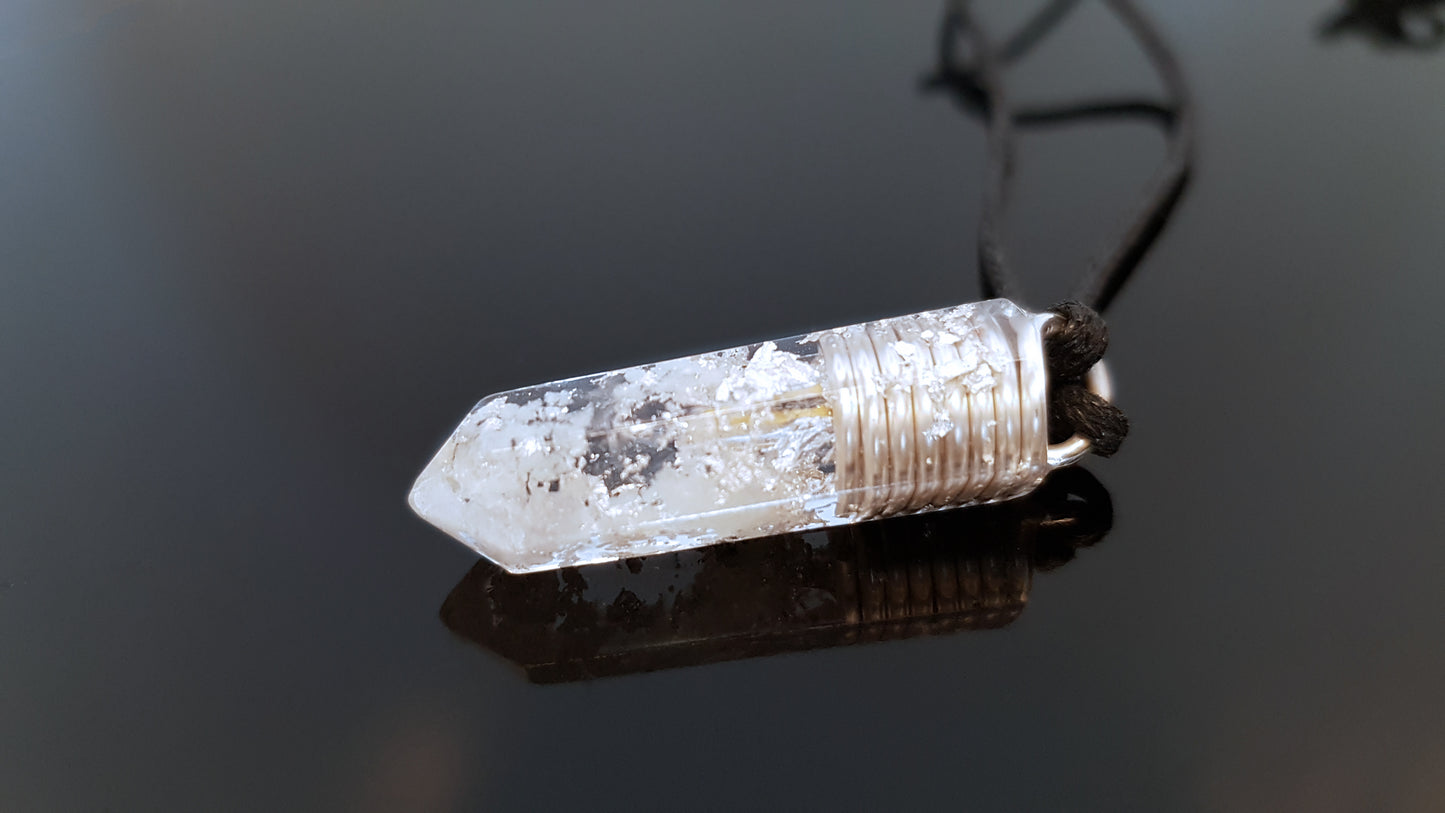 Colgante de orgonita de cristales de alta vibración y efecto brillo en la oscuridad.