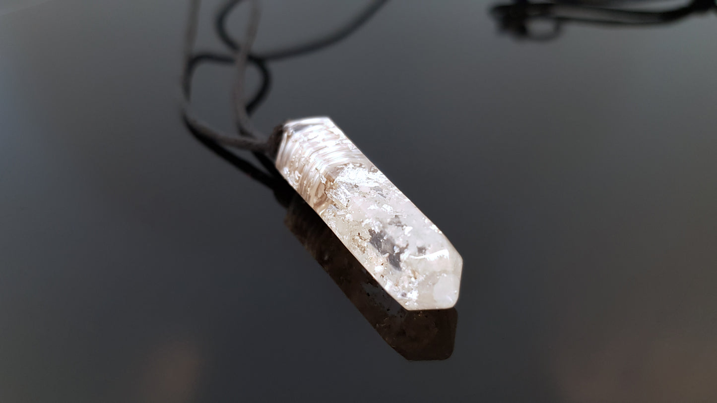 Colgante de orgonita de cristales de alta vibración y efecto brillo en la oscuridad.