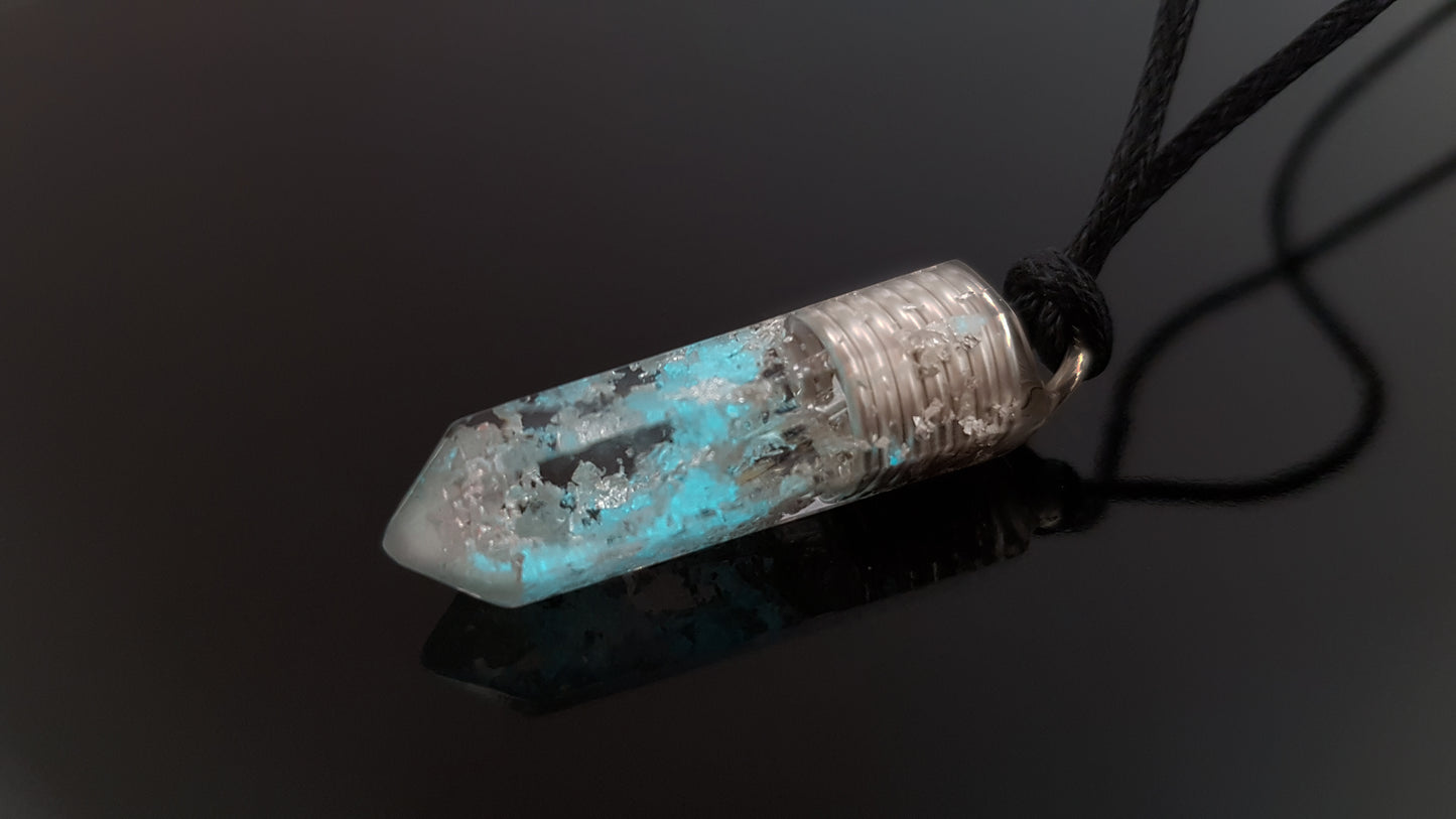 Colgante de orgonita de cristales de alta vibración y efecto brillo en la oscuridad.