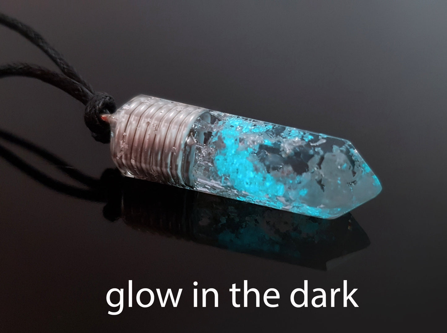 Colgante de orgonita de cristales de alta vibración y efecto brillo en la oscuridad.