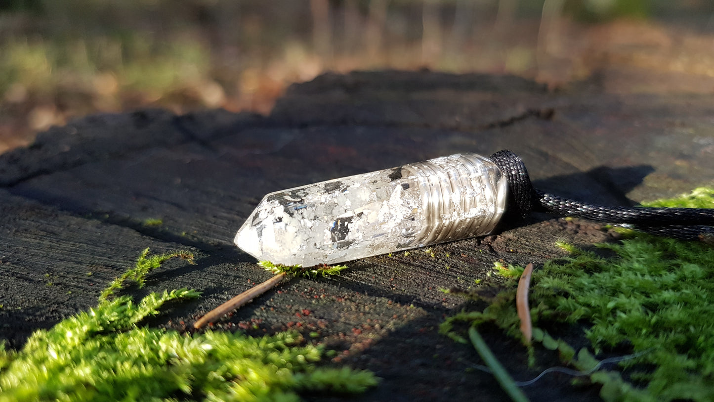 Colgante de orgonita de cristales de alta vibración y efecto brillo en la oscuridad.