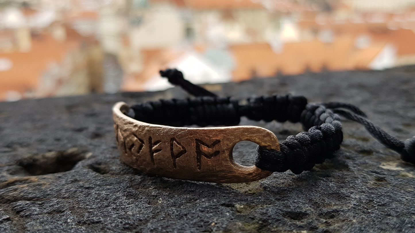 Amuleto/dije de dinero con fórmula de runas celtas. Pulsera de bronce.