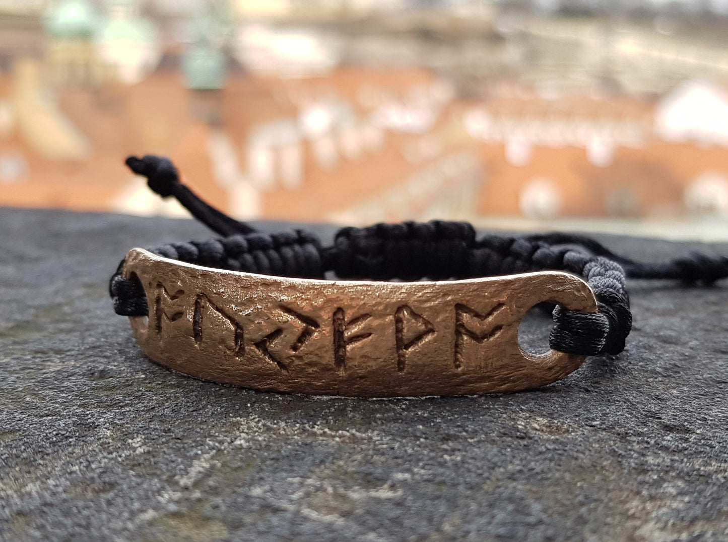 Amuleto/dije de dinero con fórmula de runas celtas. Pulsera de bronce.