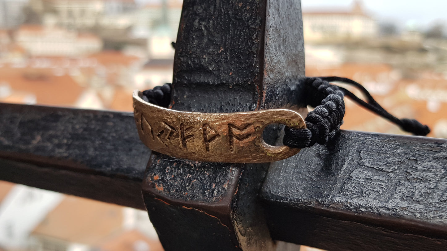 Amuleto/dije de dinero con fórmula de runas celtas. Pulsera de bronce.