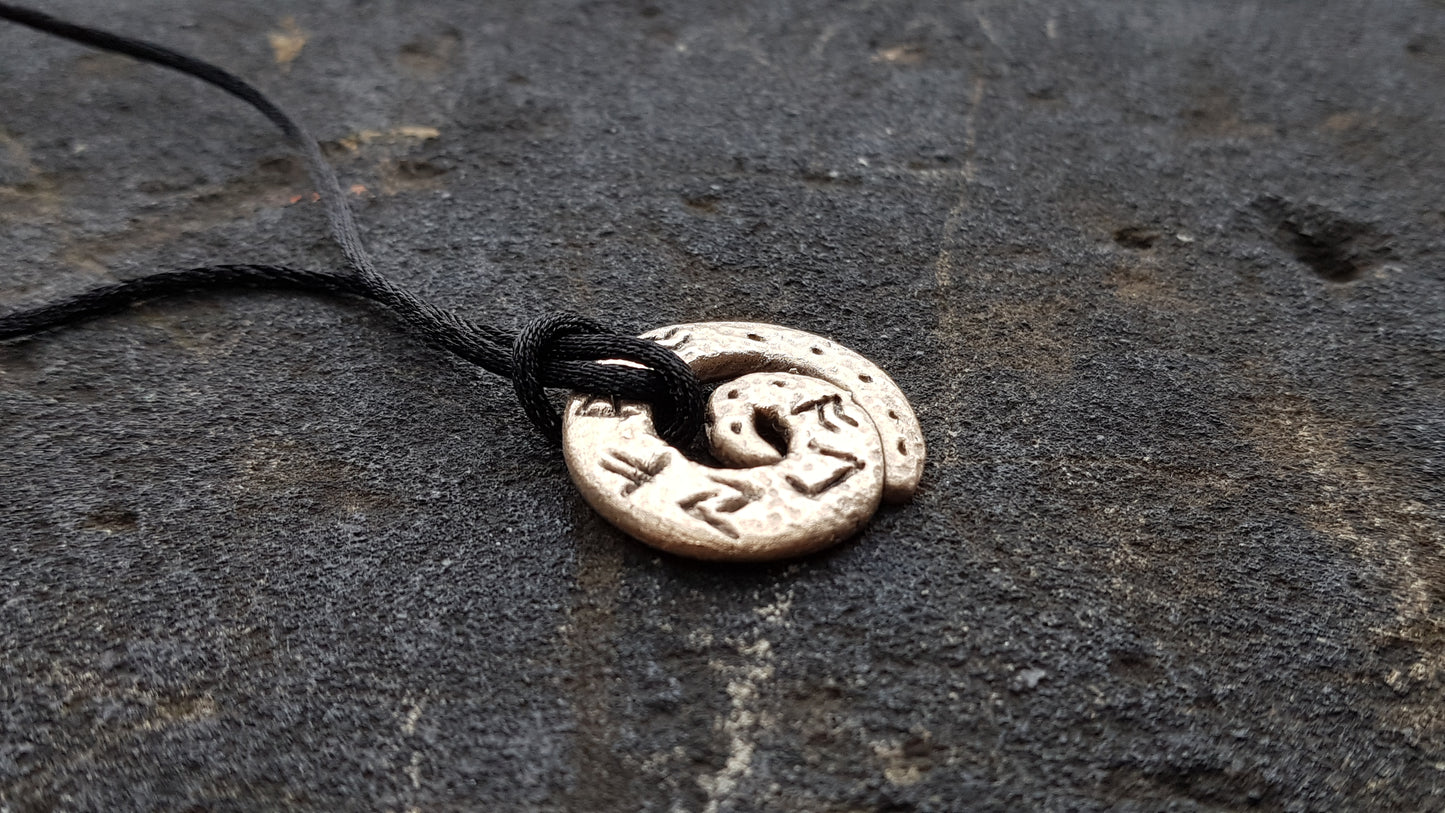 Amuleto/dije de dinero con fórmula de runas celtas. Colgante vikingo de bronce. Amuleto real. Especialmente programado.