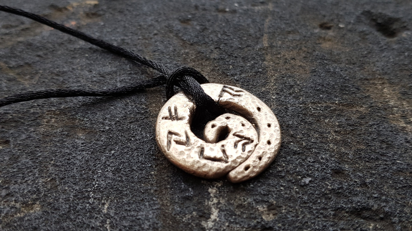 Amuleto/dije de dinero con fórmula de runas celtas. Colgante vikingo de bronce. Amuleto real. Especialmente programado.