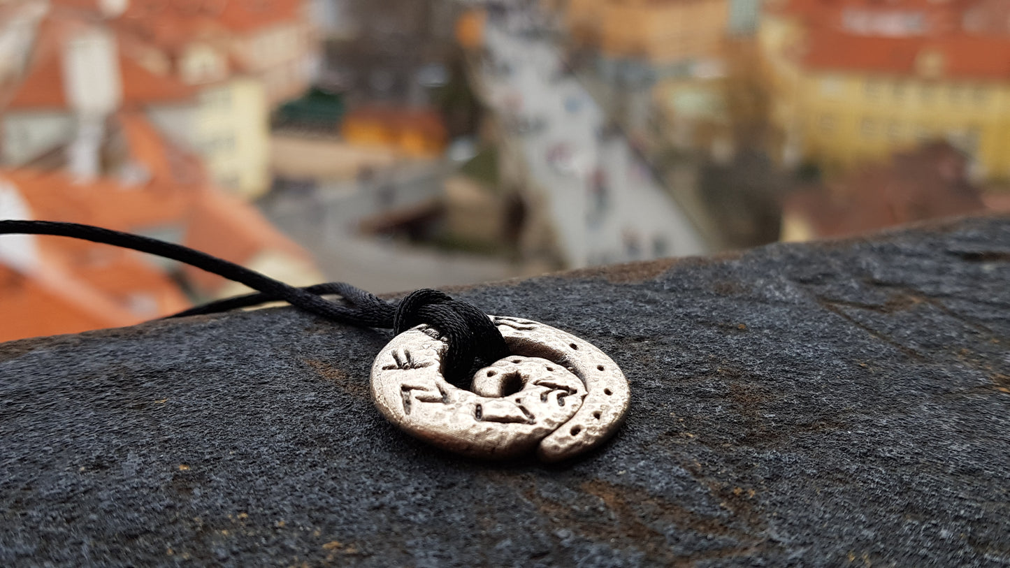 Amuleto/dije de dinero con fórmula de runas celtas. Colgante vikingo de bronce. Amuleto real. Especialmente programado.