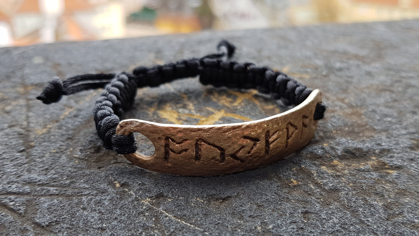 Amuleto/dije de dinero con fórmula de runas celtas. Pulsera de bronce.