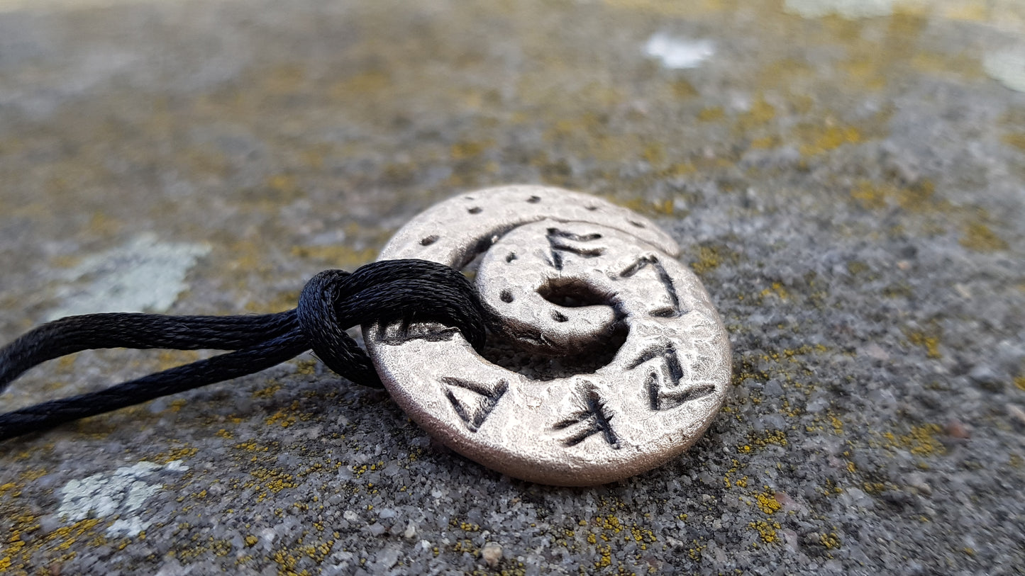 Amuleto/dije de dinero con fórmula de runas celtas. Colgante vikingo de bronce. Amuleto real. Especialmente programado.