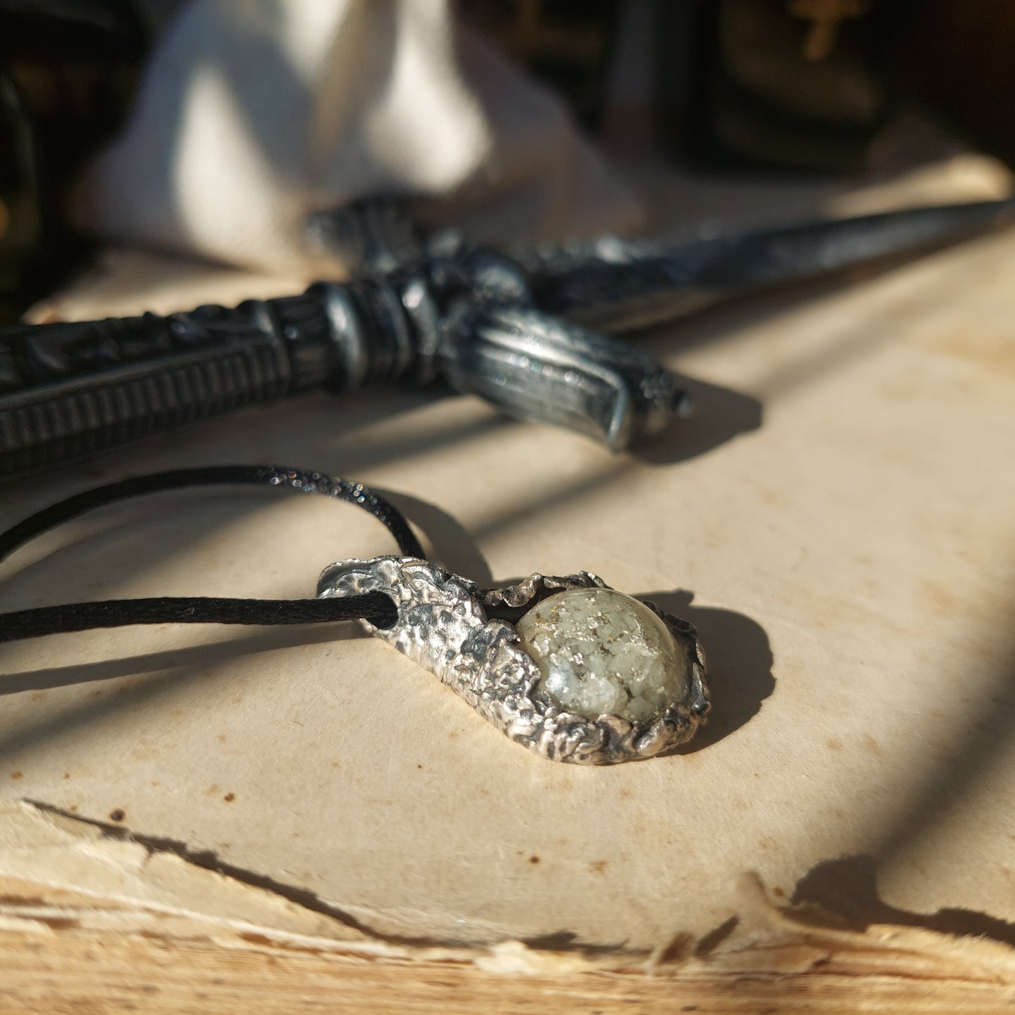 Colgante de orgonita, poderoso encanto de cristales de alta vibración y plata pura.