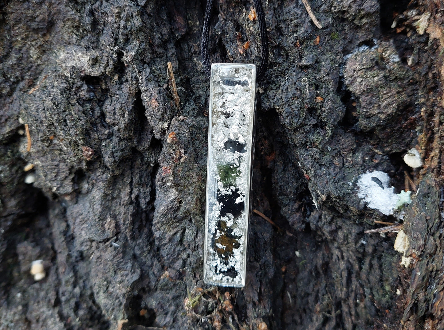 Amuleto colgante de orgonita para la riqueza, el dinero y el crecimiento espiritual - Moldavita, Nuummita, Saffordita, Herkimer, diamantes, runas