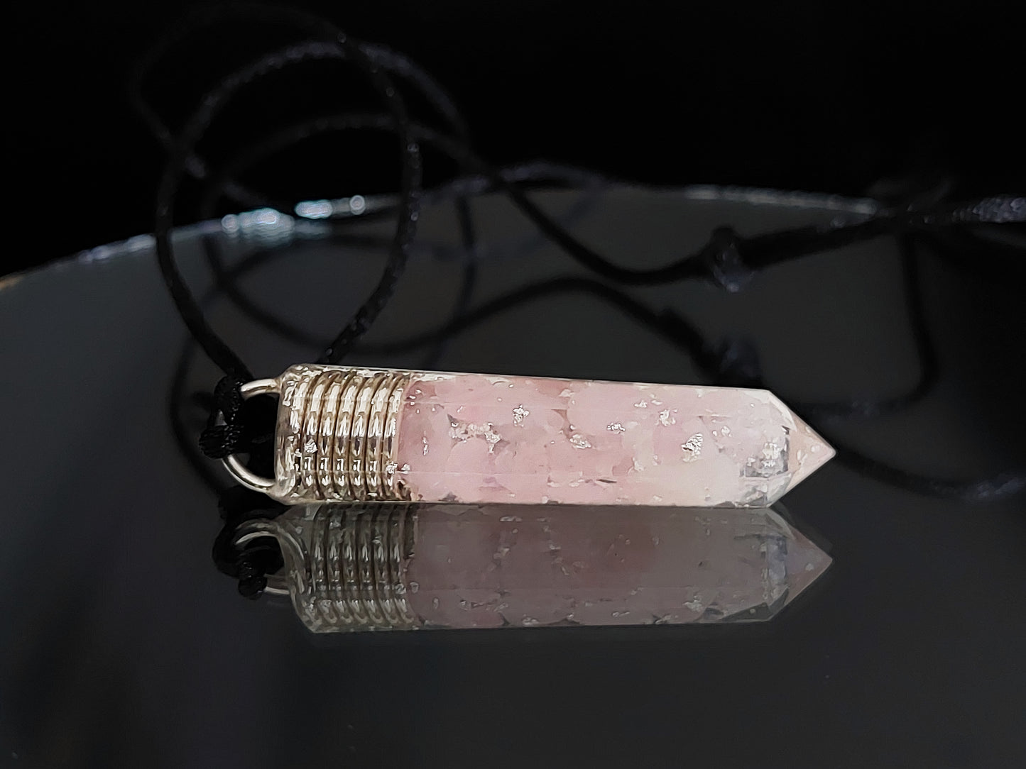 Collar con colgante de orgonita de cuarzo rosa: ¡atrae amor y armonía en tu vida!