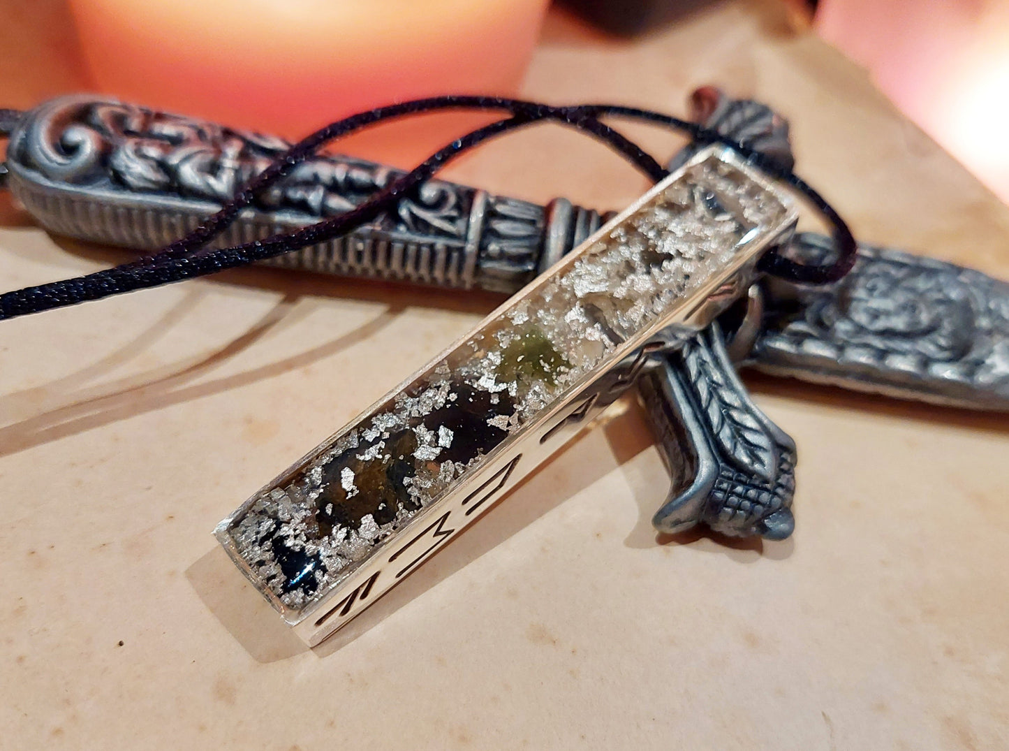 Amuleto colgante de orgonita para la riqueza, el dinero y el crecimiento espiritual - Moldavita, Nuummita, Saffordita, Herkimer, diamantes, runas