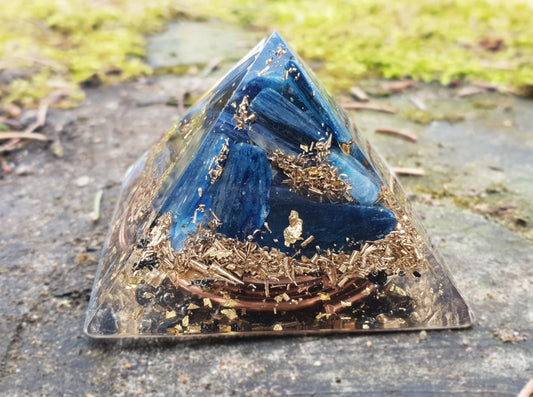 Kyanite Orgone orgonite Pyramid - small orgonite pyramid, programmed for your wishes