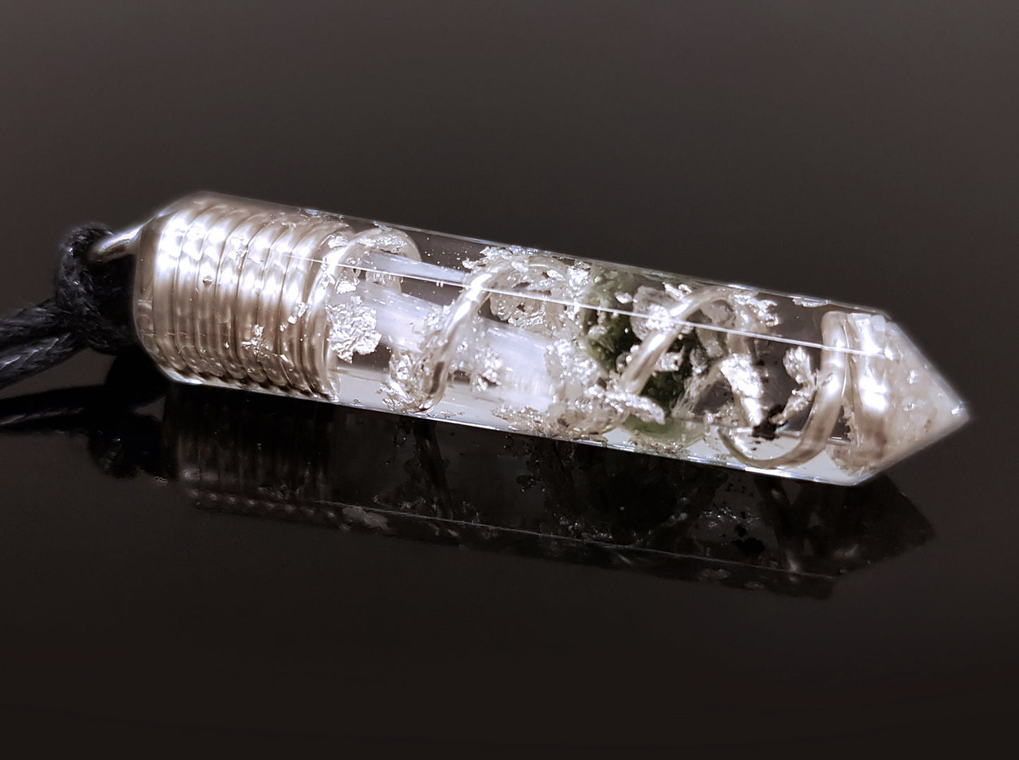 Colgante de orgonita con Moldavita, Herkimer, Diamantes, Selenita y plata