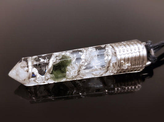 Colgante de orgonita con Moldavita, Herkimer, Diamantes, Selenita y plata