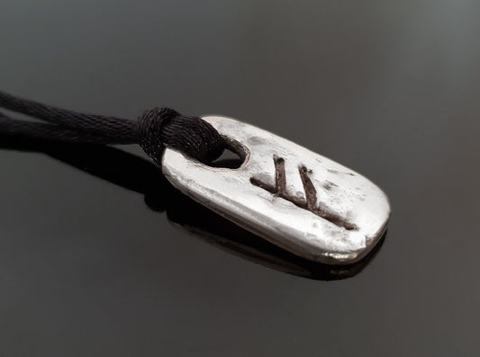 Colgante de runa Fehu, amuleto de runa vikinga de plata. Amuleto/dije de dinero real con runas celtas