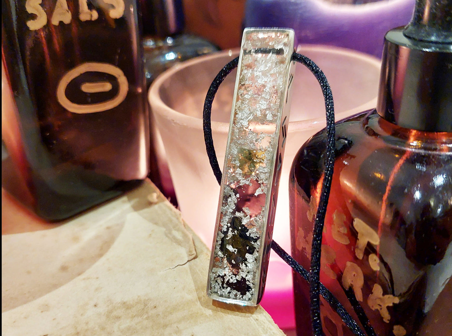 Amuleto colgante de orgonita para la riqueza, el dinero y el crecimiento espiritual - Moldavita, Nuummita, Saffordita, Herkimer, diamantes, runas