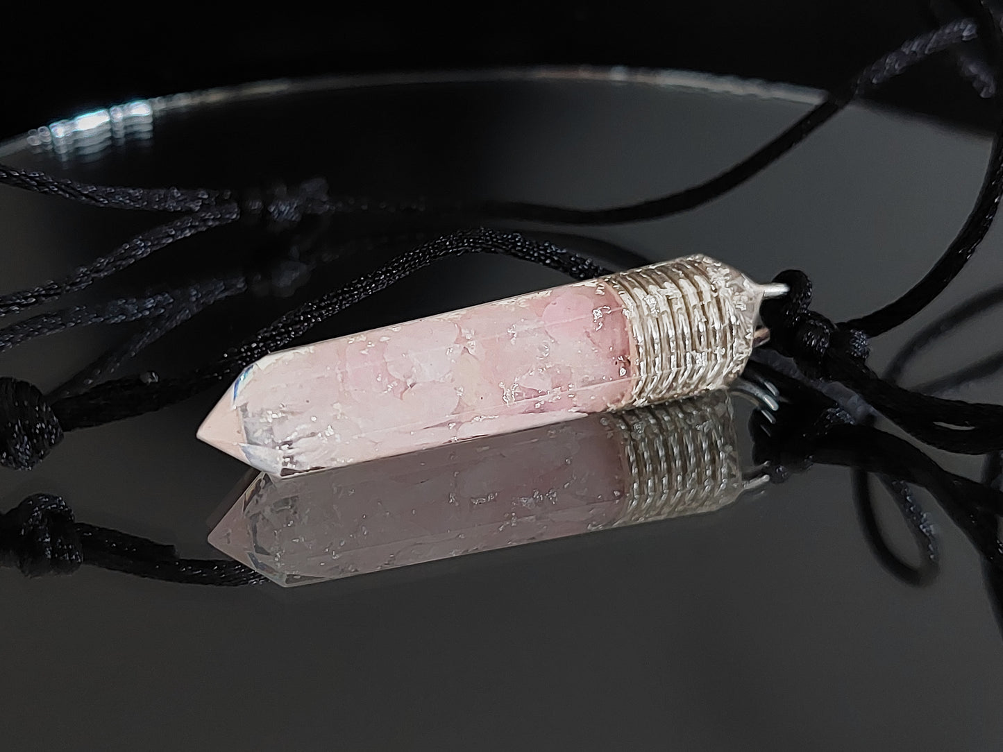 Collar con colgante de orgonita de cuarzo rosa: ¡atrae amor y armonía en tu vida!