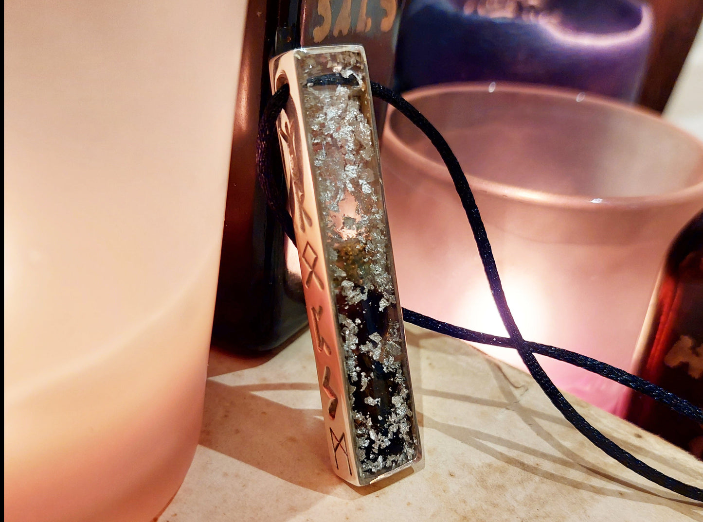 Amuleto colgante de orgonita para la riqueza, el dinero y el crecimiento espiritual - Moldavita, Nuummita, Saffordita, Herkimer, diamantes, runas