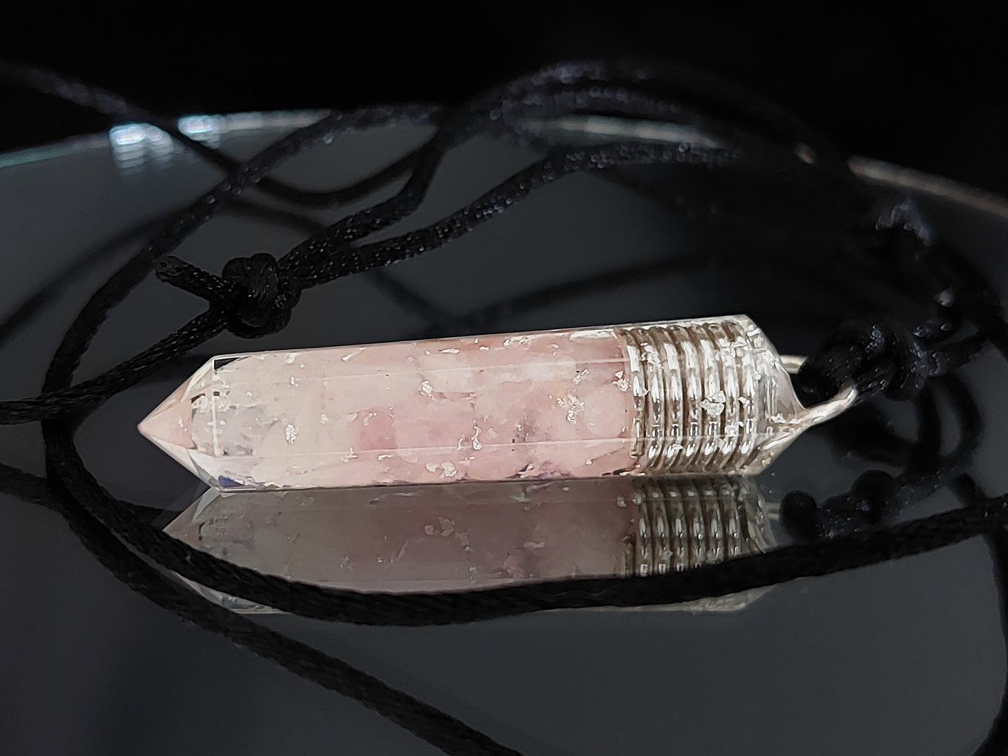 Collar con colgante de orgonita de cuarzo rosa: ¡atrae amor y armonía en tu vida!