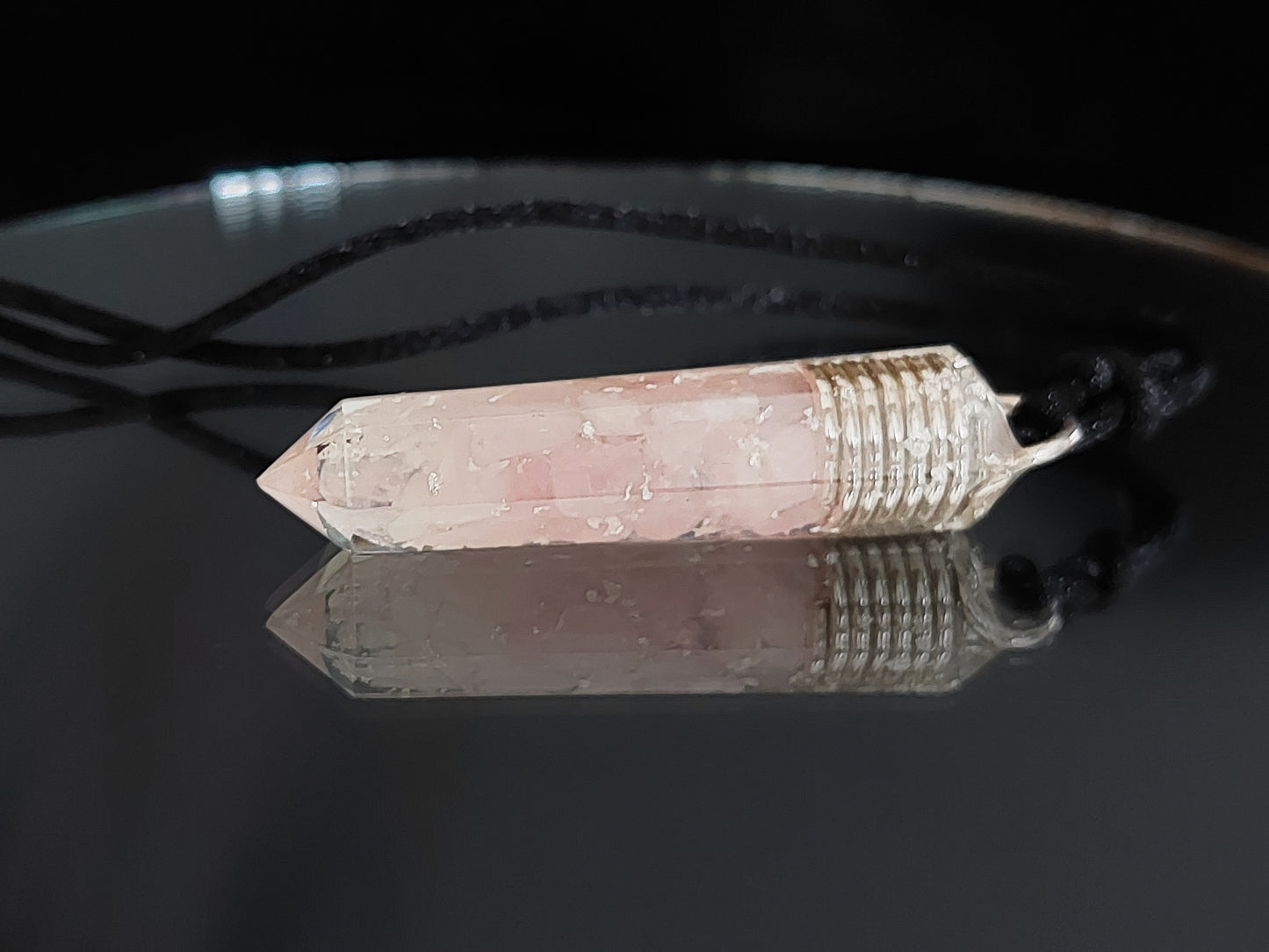 Collar con colgante de orgonita de cuarzo rosa: ¡atrae amor y armonía en tu vida!