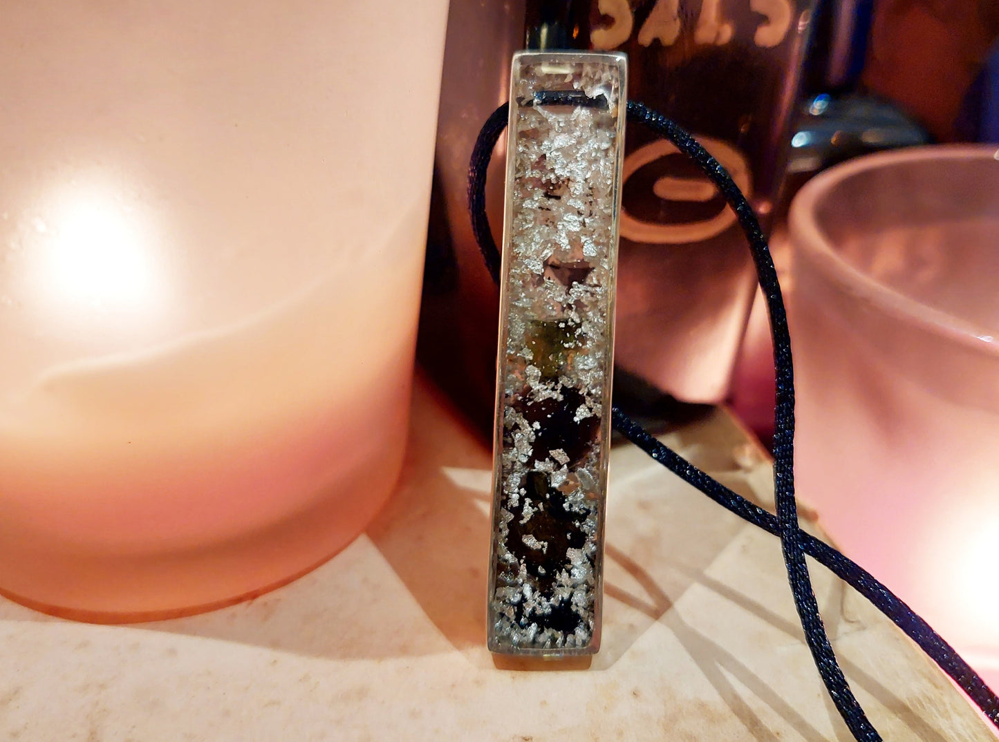 Amuleto colgante de orgonita para la riqueza, el dinero y el crecimiento espiritual - Moldavita, Nuummita, Saffordita, Herkimer, diamantes, runas