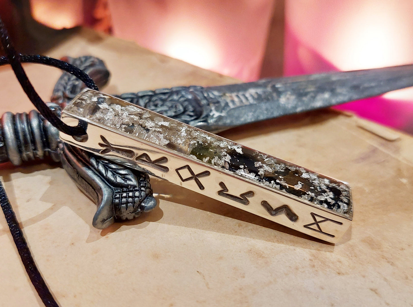 Amuleto colgante de orgonita para la riqueza, el dinero y el crecimiento espiritual - Moldavita, Nuummita, Saffordita, Herkimer, diamantes, runas