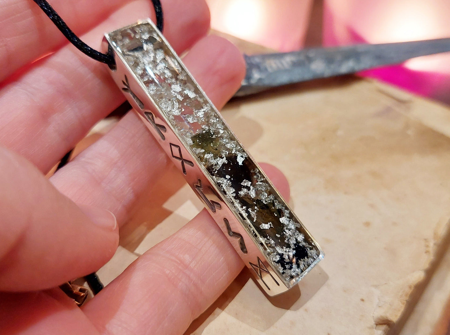 Amuleto colgante de orgonita para la riqueza, el dinero y el crecimiento espiritual - Moldavita, Nuummita, Saffordita, Herkimer, diamantes, runas