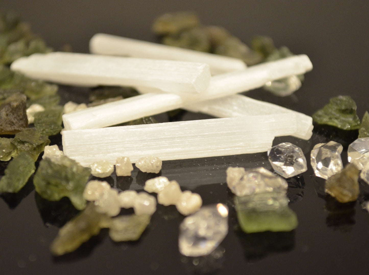 Colgante de orgonita con Moldavita, Herkimer, Diamantes, Selenita y plata