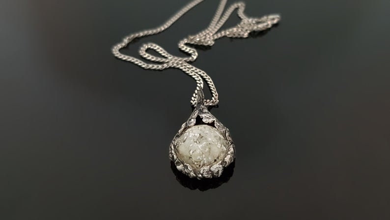 Colgante de orgonita, poderoso encanto de cristales de alta vibración y plata pura.