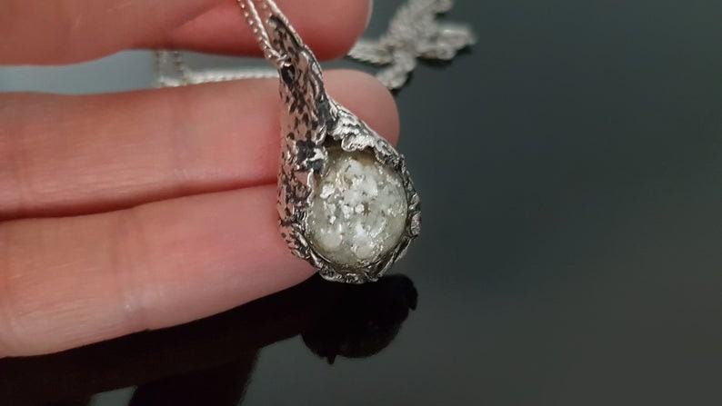 Colgante de orgonita, poderoso encanto de cristales de alta vibración y plata pura.