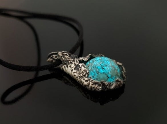 Colgante de orgonita, poderoso encanto de cristales de alta vibración y plata pura.