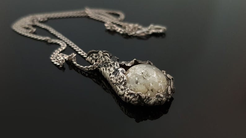 Colgante de orgonita, poderoso encanto de cristales de alta vibración y plata pura.