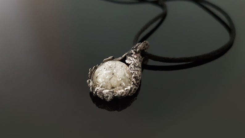 Colgante de orgonita, poderoso encanto de cristales de alta vibración y plata pura.